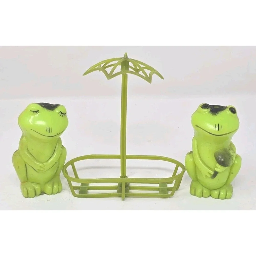 Vintage Salt & Pepper Shakers Plastic Green Frogs with Umbrella In Love Display
